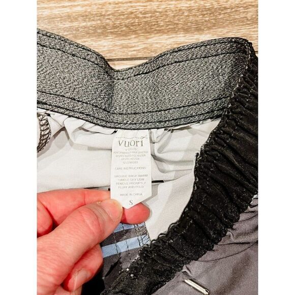 Vuori Stripe Banks Athletic Short Size Small - Picture 3 of 4